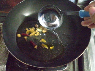 お玉いっぱいの塩湯.JPG