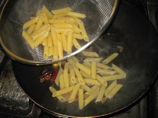 フライパンに茹でパスタ.JPG